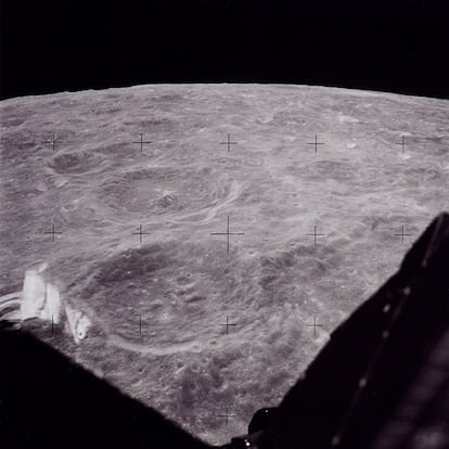 El Módulo Lunar (Águila), se separó del Módulo de Mando, donde permaneció Michael Collins. A bordo del Águila viajaban Amstrong y Aldrin. El Águila alunizó el 20 de julio de 1969, apurando al máximo el combustible, y poniendo el riesgo la vuelta al Módulo de Mando. En la imagen, el Módulo Lunar aproximándose al lugar del alunizaje (Foto: NASA)