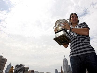 Rafa Nadal levanta el trofeo del Abierto de Australia ayer en Melbourne.