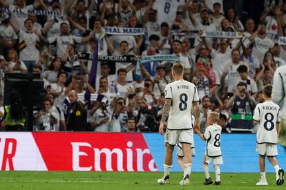 Toni Kroos junto a sus hijos, durante su último partido en el Estadio Santiago Bernabéu.