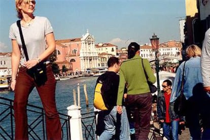 Paseantes en las cercanías de la estación de tren de Venecia, de donde parten también los <b><i>vaporettos</b></i> que surcan el Gran Canal, principal arteria del centro histórico de la ciudad italiana.