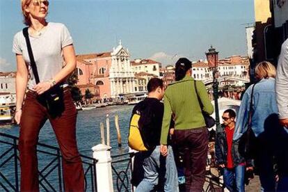 Paseantes en las cercanías de la estación de tren de Venecia, de donde parten también los <b><i>vaporettos</b></i> que surcan el Gran Canal, principal arteria del centro histórico de la ciudad italiana.