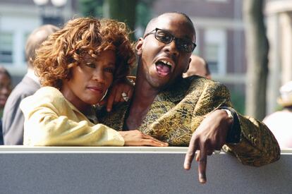 A veces un 'reality' te deja en evidencia y debilita tu ya marchita carrera porque no lo ve nadie. En el caso de 'Being Bobby Brown', que intentaba presentar a Whitney Houston y Bobby Brown como una familia normal ante el mundo, lo peor es que lo vio demasiada gente. Emitido en 2005, el 'reality' se convirtió en el espacio más visto de la cadena especializada Bravo (suya es la famosa saga 'Real Housewives') y mostró una mirada íntima e inédita al matrimonio, sobre el que ya se cernía la leyenda de turbulentos comportamientos y posibles adicciones. Se supone que el protagonista era él (de hecho lleva su nombre y estaba pensado para rehabilitar su imagen y su carrera), pero obviamente todas las miradas se posaron sobre la que era la auténtica estrella global de aquella casa: ella. Whitney Houston se comporta en el programa como lo que siempre fue y el mundo se negó a creer: una mujer con carácter, conflictuada, nerviosa y con mala leche. Una mujer que grita a su marido "¡Bésame el culo!" cuando se enfada, que nada tenía que ver con la diva de canción ligera que, impecablemente vestida sobre un escenario, cantaba 'I Have Nothing' diez años antes. En los últimos años, diversos documentales y artículos han analizado como uno de los grandes conflictos en la vida de Houston fue reconciliar esas dos personalidades: la muchacha de barrio con mucho talento y mucha mala uva que realmente era y la buena chica, angelical y manipulable que la industria se empeñó en presentar al mundo. Volver a acercarse hoy a esta serie documental supone comprender ese ángulo y el conflicto que creó en Houston. Pero en 2005, y con sus problemas con las drogas ocupando la prensa a diario, nadie estuvo dispuesto a verlo así: el 'reality' fue recibido, básicamente, como el fin de la carrera de una estrella y un suicidio comercial. En 2009, tres años antes de morir, admitió ante Oprah Winfrey haberlo hecho solo para reflotar la carrera de su marido y también que había sido un error.