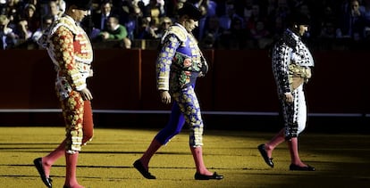 Los toreros Alejandro Talavante, Jos&eacute; Mar&iacute;a Manzanares y Morante de la Puebla, durante una corrida celebrada el Domingo de Resurrecci&oacute;n en Sevilla.