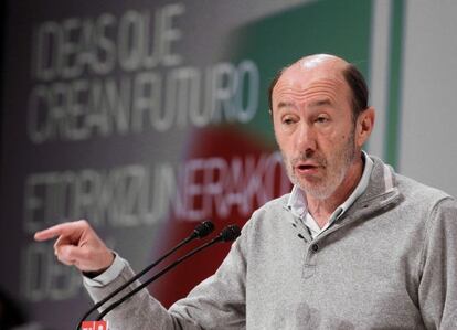 Socialist leader Alfredo P&eacute;rez Rubalcaba in Bilbao Sunday. 