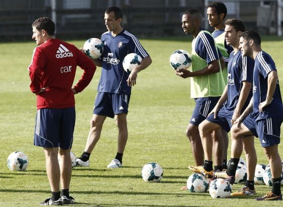 Javier Gracia observa el entrenamiento de sus jugadores
