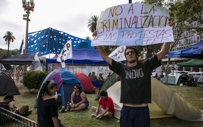 La Organización Social Tupac Amarú acampa en la Plaza de Mayo.