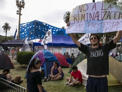 La Organización Social Tupac Amarú acampa en la Plaza de Mayo.