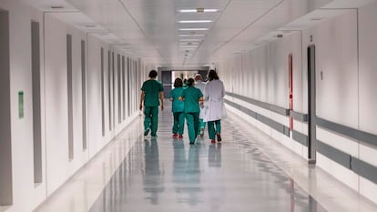 Un grupo de sanitarios, durante una guardia en el Hospital de Toledo.