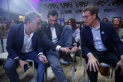 El presidente del PP, Alberto Núñez Feijóo (derecha) el presidente del PP-A y de la Junta, Juanma Moreno (centro), y el coordinador del PP, Elías Bendodo (izquierda), en un acto contra la violencia de género del PP de Málaga el 25N.