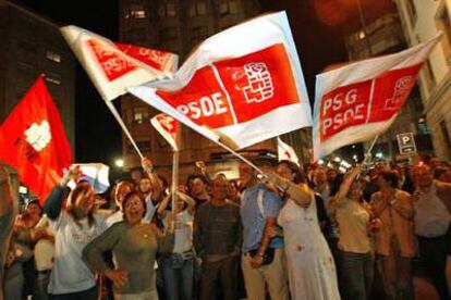 Simpatizantes del PSdeG celebran ante la Audiencia Provincial de Pontevedra los resultados tras el escrutinio del voto de los residentes en el extranjero.