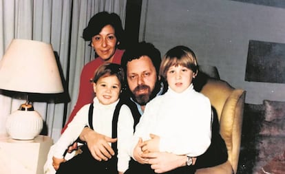 El escritor Martín Sivak (derecha), junto a sus padres y su hermano pequeño.