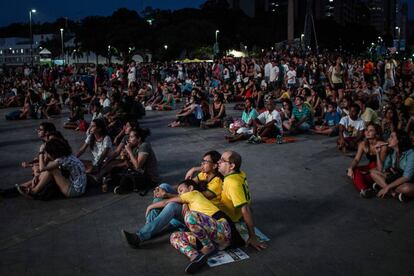 Torcedores se reúnem na praça Mauá para ver as competições olímpicas.