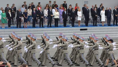 El presidente francés y sus invitados presencian el desfile desde un tribuna, en la plaza de la Concordia, en uno de los extremos de los Campos Elíseos.