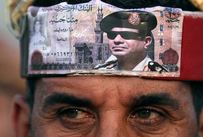 Un seguidor del presidente egipcio, Abdelfattá Al Sisi, este lunes en El Cairo.