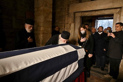 Varios ciudadanos presentan sus respetos a Constantino en la capilla de San Eleftherios, este lunes.  