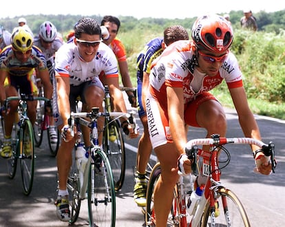 Álvaro González Galdeano, del equipo Vitalicio, a la derecha de la imagen, durante una escapada en el Tour de Francia en 1999.
