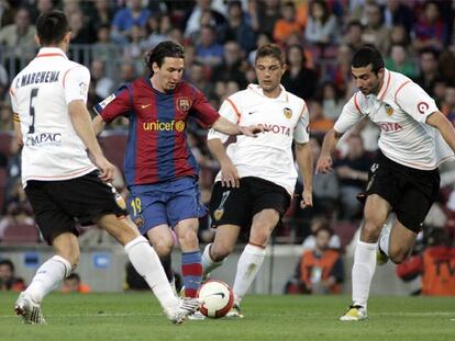 Messi trata de marcharse del marcaje de Marchena, Joaquín y Albiol.