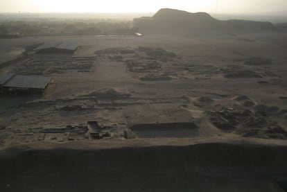 Aunque hasta la fecha solo se ha trabajado en la Huaca de la Luna, la excavación ya resulta fascinante, pues el recorrido habilitado permite al visitante abarcar la magnitud de este gran complejo ceremonial mochica, contemporáneo de El Brujo, desde la plataforma principal de la pirámide: un eje formado por dos grandes pirámides ceremoniales que abrigan entre ambas un centro urbano donde se alojaba la élite moche.