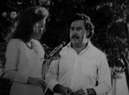Imagen de televisión en la que Vallejo entrevista a Escobar en Medellín, en 1983.