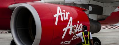 Un t&eacute;cnico de Air Asia revisa el avi&oacute;n antes del vuelo.