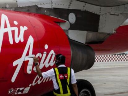 Un t&eacute;cnico de Air Asia revisa el avi&oacute;n antes del vuelo.