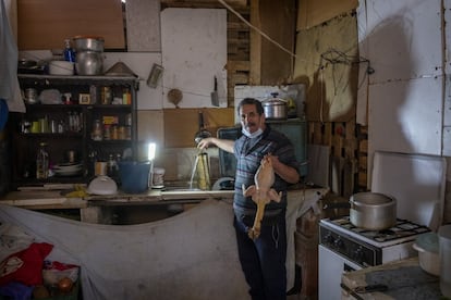  El marroquí Youssef en su chabola instalada en uno de los asentamientos de Lucena del Puerto, Huelva.
