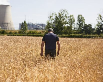 Christian Gaudin se autodenomina “el último mohicano de Bellevillesur- Loire”. Sus campos de cultivo se encuentran pegados a la central.