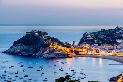 Vista aérea del castillo de Tossa de Mar (Girona) al atardecer.