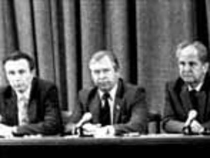 La junta golpista ofrece una conferencia de prensa el 19 de agosto de 1991. De izquierda a derecha, Alexandr Tizyakov, presidente de las empresas públicas de la URSS; Vasili Starodubtsev, presidente del sindicato agrario; Borís Pugo, ministro del Interior; Guennadi Yanáyev, vicepresidente de la URSS, y Oleg Bakianov, vicepresidente del Consejo de Defensa.