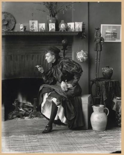 'Autorretrato como 'nueva mujer', de Frances Benjamin Johnston (1896).