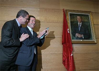 Alberto Ruiz-Gallardón saluda a Jesús Pedroche tras la colocación del retrato de éste en la galería de presidentes de la Asamblea de Madrid.