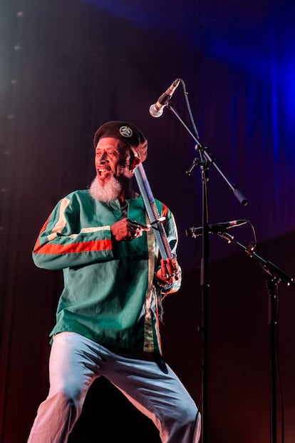 Carlos Lopes (Bino Branco), componente del grupo musical caboverdiano Ferro Gaita, durante una actuación.