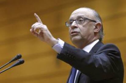 El ministro de Hacienda, Cristóbal Montoro, durante su intervención en la sesión de control al Gobierno celebrada esta tarde en el pleno del Senado.