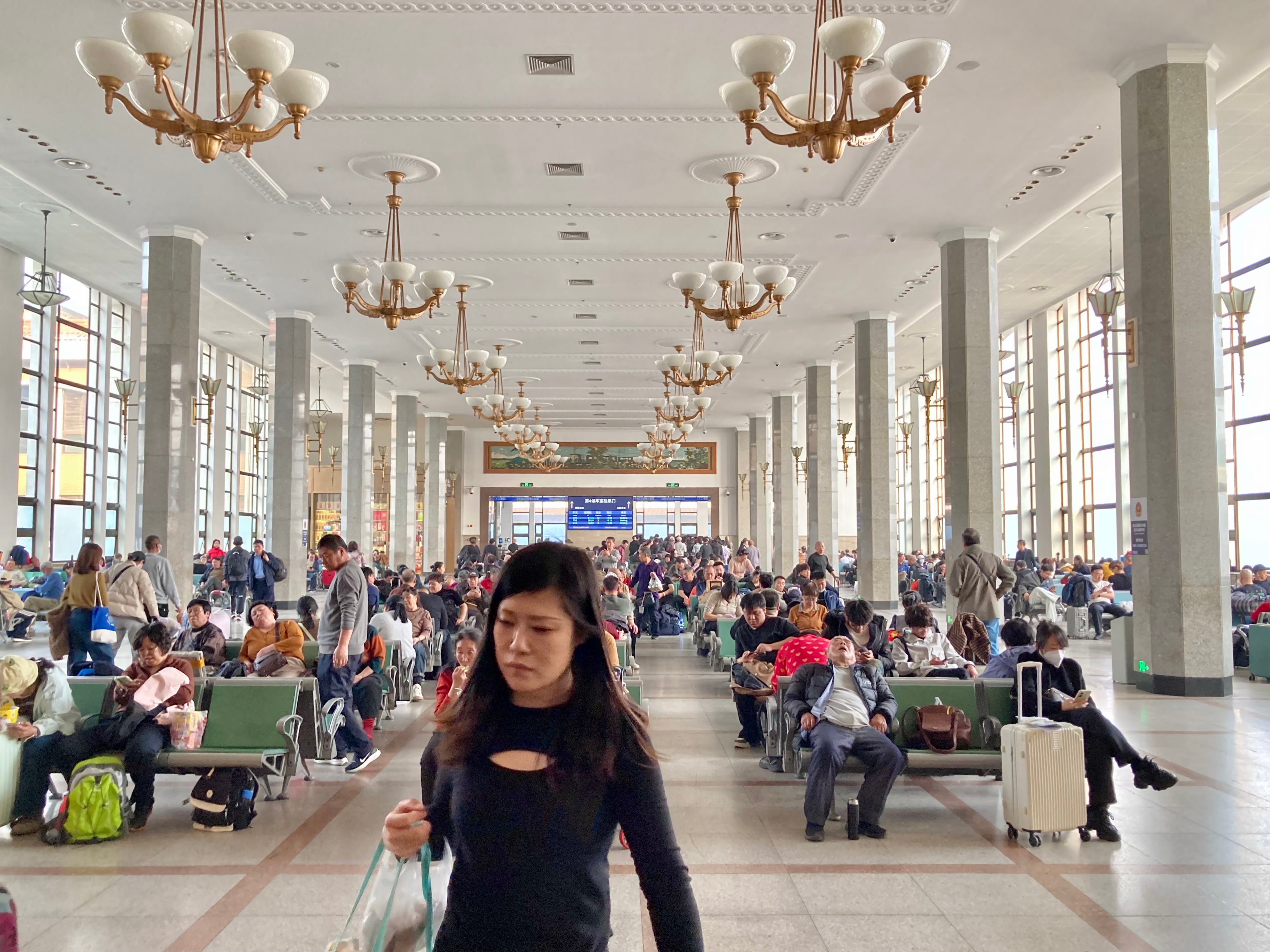 La sala de espera para tomar el expreso K-27 con destino Pyongyang en la estación de tren de Pekín, el miércoles 25 de marzo