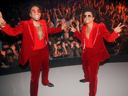 Anderson Paak y Bruno Mars, de Silk Sonic, en el escenario de la gala de los American Music Awards en Los Ángeles, el 21 de noviembre.