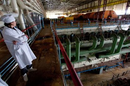 Un trabajador del equipo operativo de los reactores bloqueados 1 y 2 de Chernobil, en una de las instalaciones de la central.