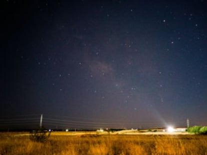 Estas imágenes se pueden lograr gracias a tres prestaciones  un objetivo muy luminoso, controles manuales y formato RAW