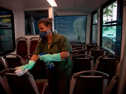 Una trabajadora desinfecta un tren que lleva turistas hasta el Cristo Redentor en el cerro Corcovado, en Río de Janeiro.