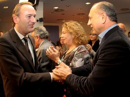 El presidente de la Generalitat valenciana, Alberto Fabra, saluda al vicepresidente de la Diputación de Valencia, Enrique Crespo, principal imputado en el 'caso Emarsa', Que investiga un agujero de 17 millones de euros en la empresa pública. El encuentro se produjo ayer en la sede del PP en Valencia, antes de celebrarse el comité provincial del partido.
