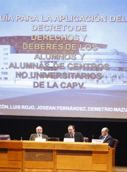 Tres inspectores de Educación presentaron ayer la guía.