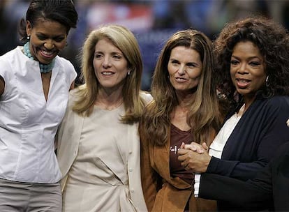 María Shriver, Caroline Kennedy, Oprah Winfrey y la mujer de Obama durante el acto celebrado en California