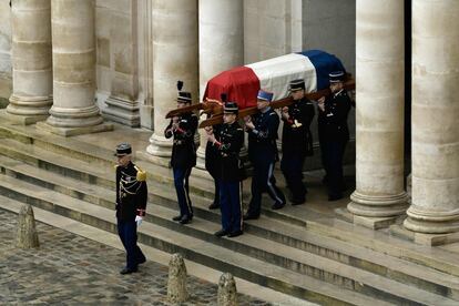 Guardias de la República, Gemdarmes y Cadetes de la escuela militar del ejército conjunto (Ecole Militaire Interarmes, EMIA) llevan el ataúd del Teniente Coronel Arnaud Beltrame durante una ceremonia nacional en el Hotel des Invalides en París. 