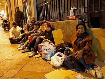 Marta se prepara para pasar la noche en la cola, frente al Registro Civil Central. Son las once.