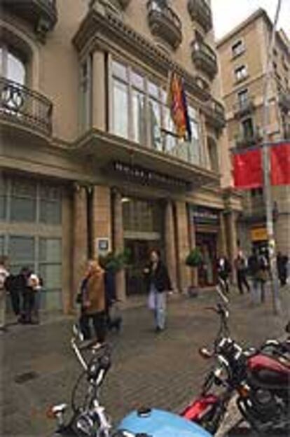 Fachada del hotel Inglaterra, en la calle Pelai, en Barcelona.