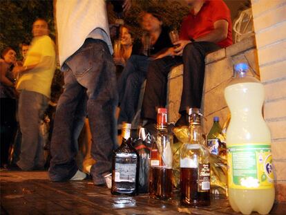 Jóvenes de Málaga en la zona del paseo de los Curas.