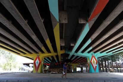El puente de la carretera de Andalucía (A-4), puerta de entrada del barrio de San Cristobal de los Ángeles. Los vecinos lo pintaron con un mural colectivo en 2013.