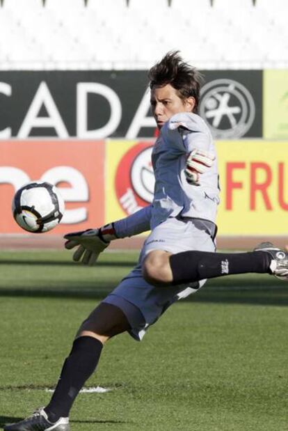 Diego Alves, en un saque de puerta.