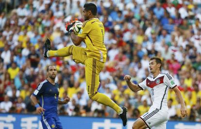 Romero defende um cruzamento.