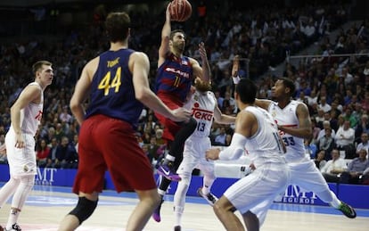 Navarro entra a canasta ante la defensa del Real Madrid.