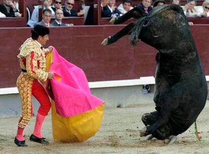 El Fundi torea ayer de capote a su primer toro.